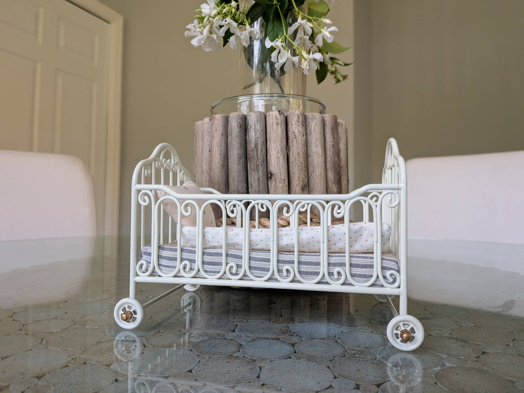 Levlovs Miniature Bed