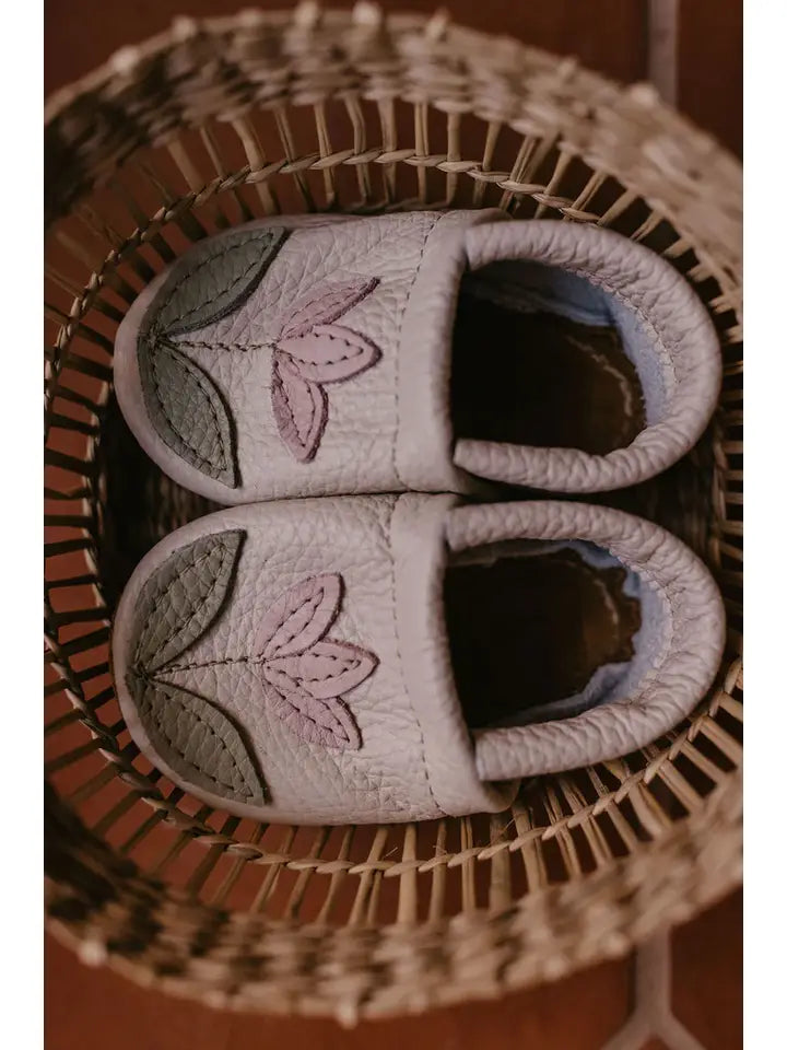 Tulip On Milk Leather Baby Moccs