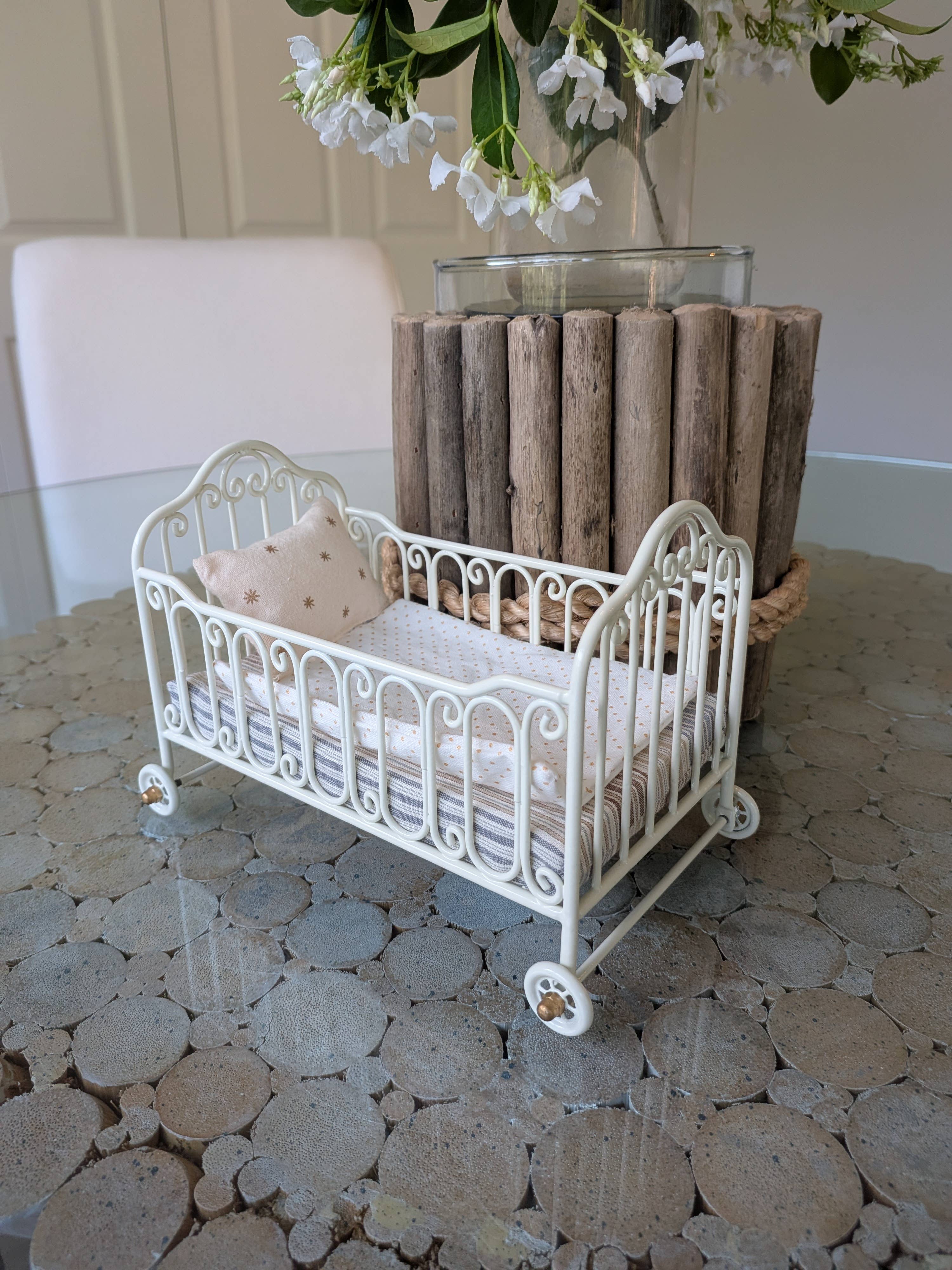 Levlovs Miniature Bed