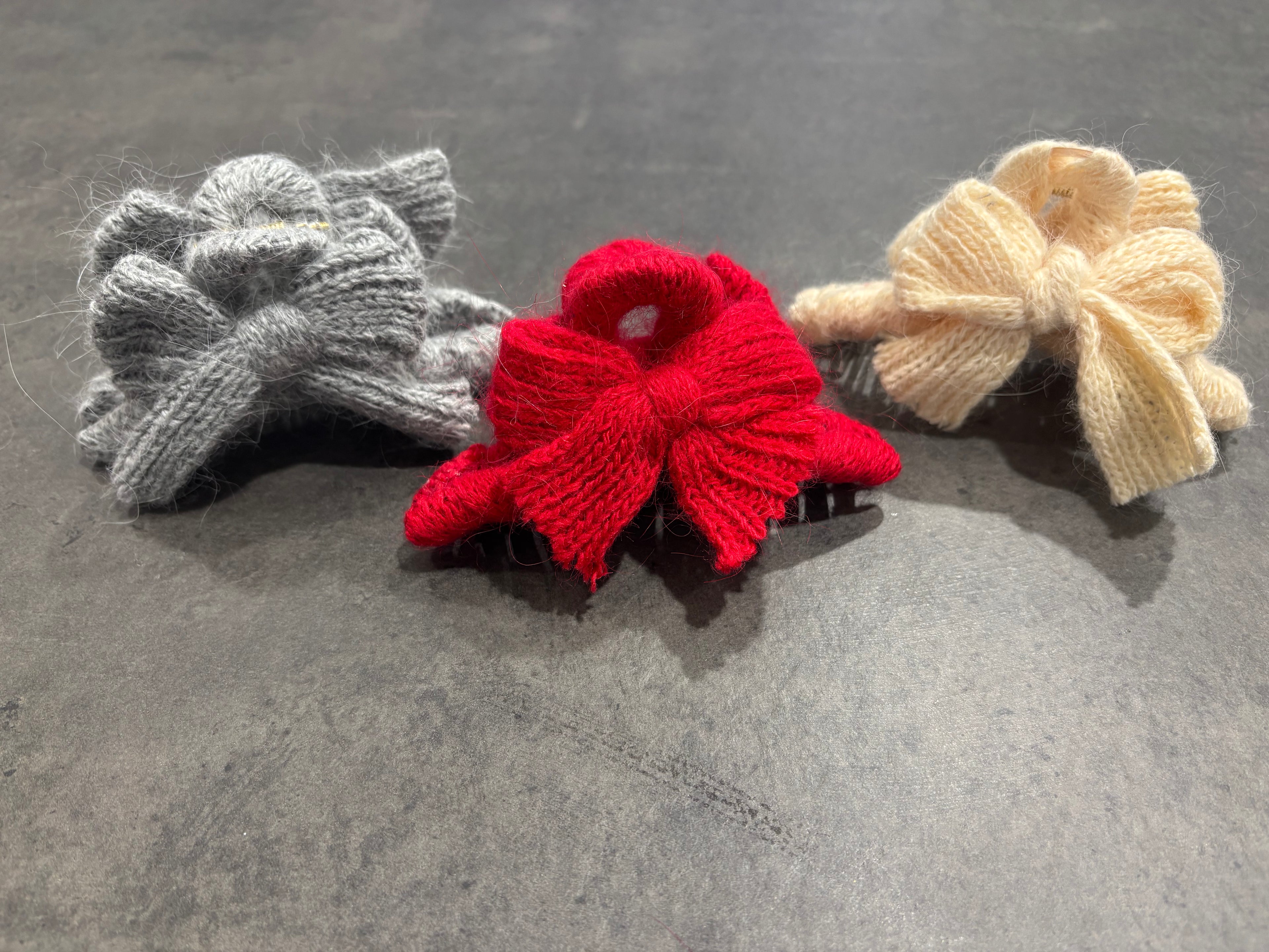 Bow sweater claw clip