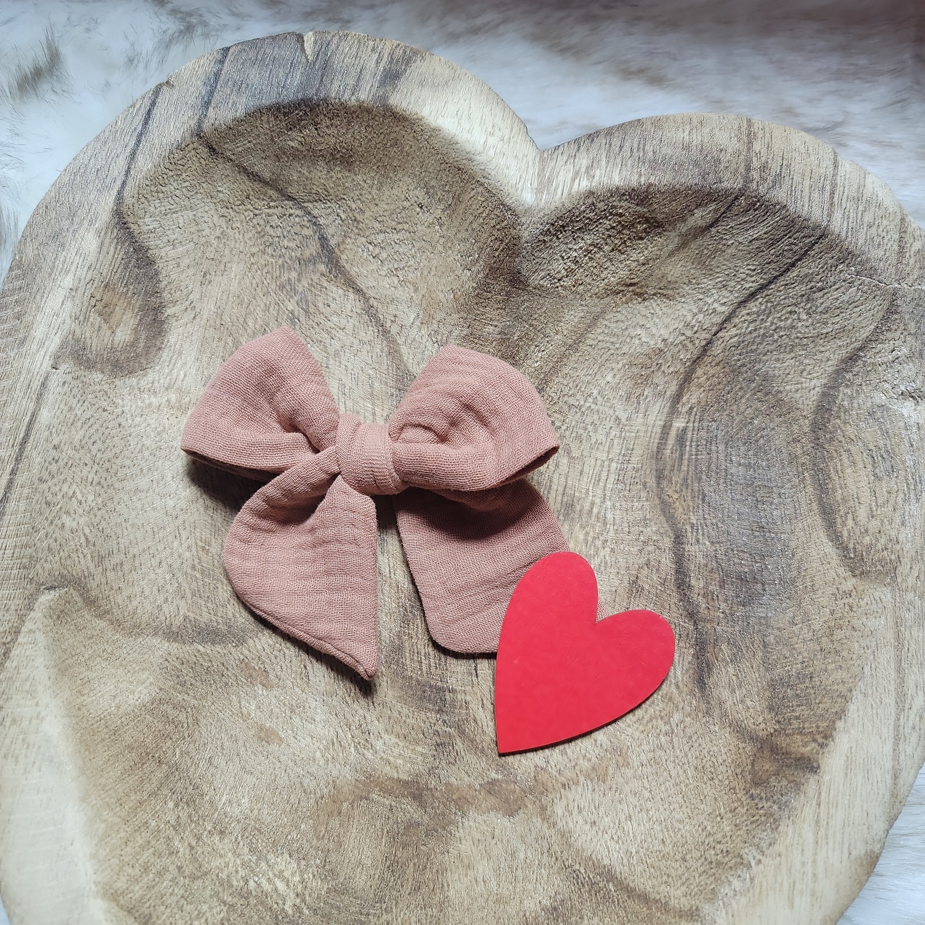 Sweet little clip in bow. Available in set of 2 for piggies or single.